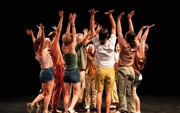Danser ensemble — Alice Davazoglou