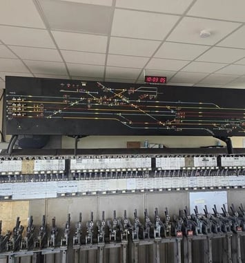 Découvrez les postes d'aiguillage du triage de Rennes