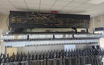 Découvrez les postes d'aiguillage du triage de Rennes