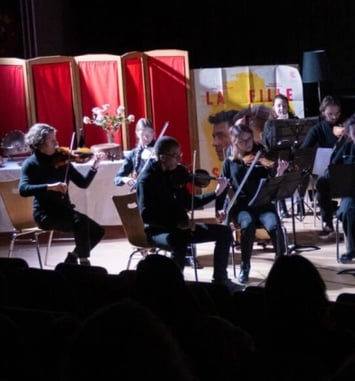 Quand un orchestre symphonique rencontre un ensemble de violoncelles