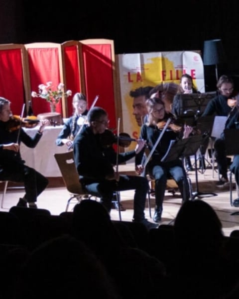 Quand un orchestre symphonique rencontre un ensemble de violoncelles