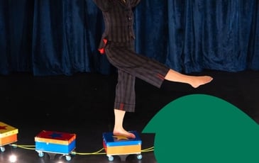 Shoe and shoes